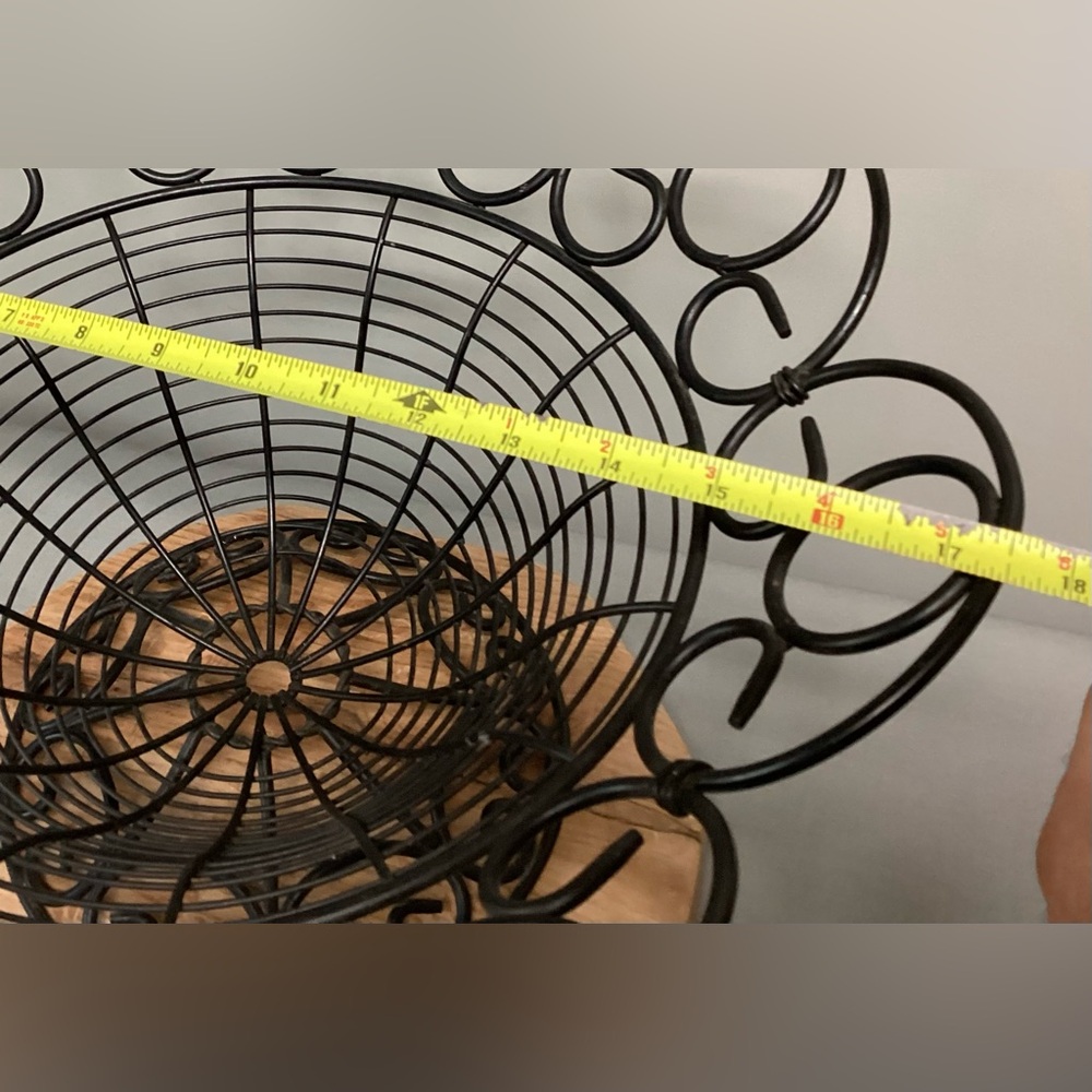 Fruit Bowl - Bread Basket - Heavy Metal Wire Type Design - Excellent Condition - Picture 5 of 9